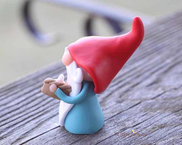 Gnome with pumpkin pie- miniature garden gnome figure Hamar