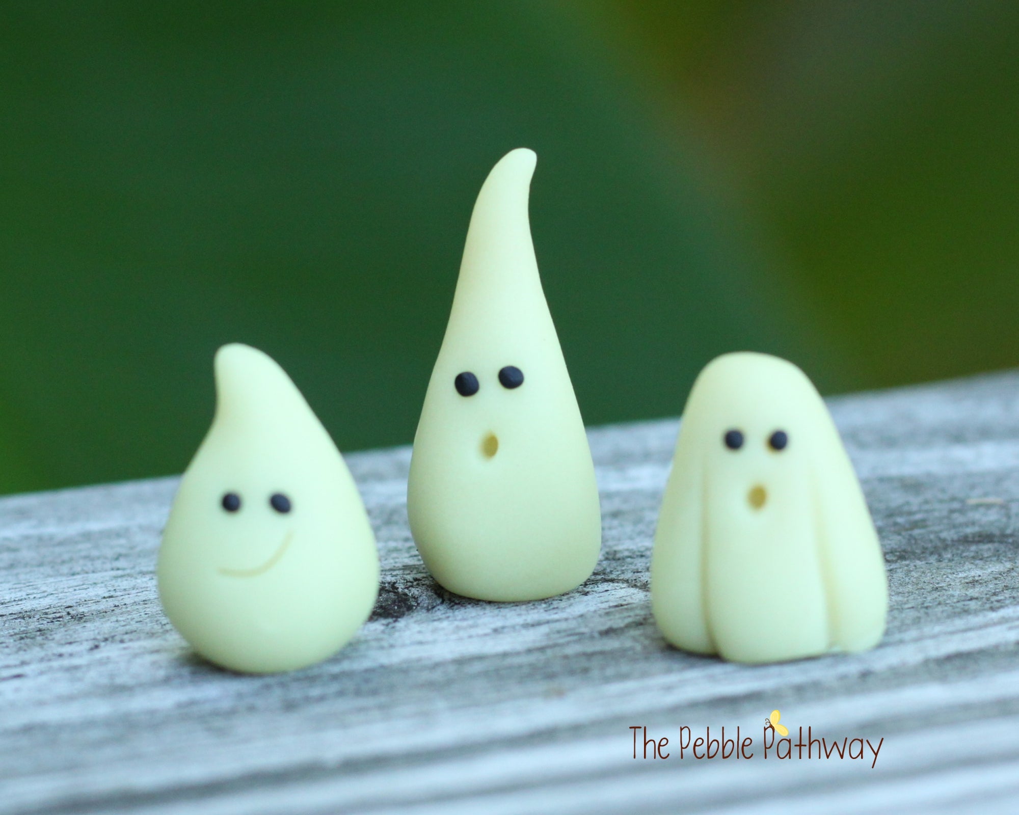 Set of 3 glow in the dark miniature ghosts - ThePebblePathway