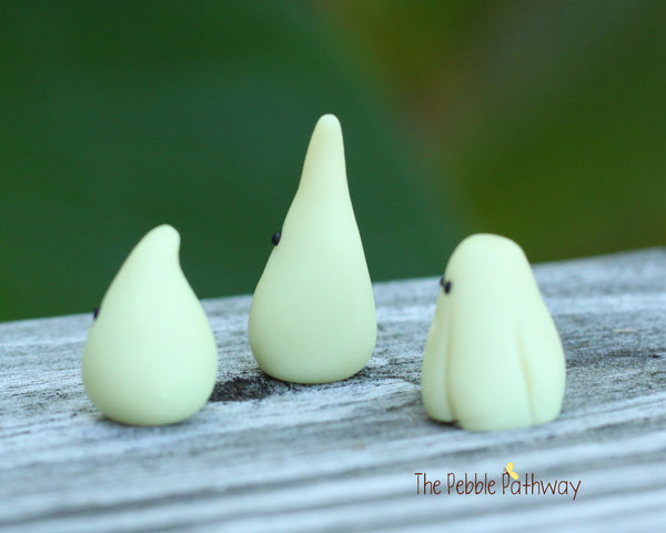 Set of 3 glow in the dark miniature ghosts - ThePebblePathway