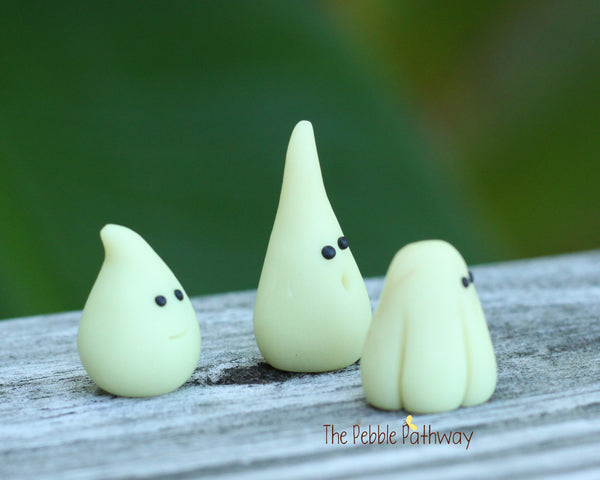 Set of 3 glow in the dark miniature ghosts - ThePebblePathway