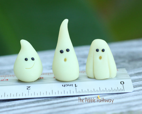 Set of 3 glow in the dark miniature ghosts - ThePebblePathway